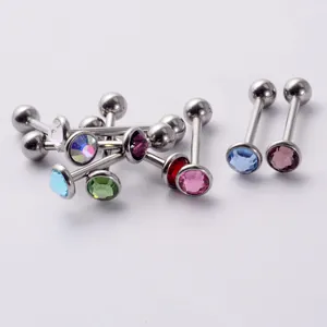 Macro-opname van 14g roestvrijstalen tongpiercings met kleurrijke kristallen
