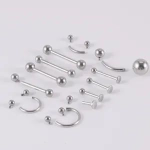 Primo piano di vari gioielli per piercing in acciaio inossidabile con filettatura interna