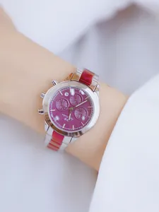 Vista detallada del reloj BS Bee Sister para mujer con esfera morada y correa de acero bicolor