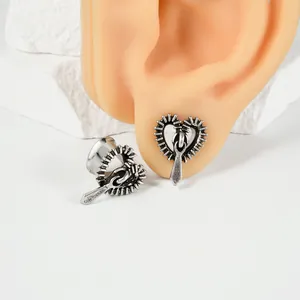 Primer plano de dilatador de oreja de acero con forma de corazón y cremallera retro