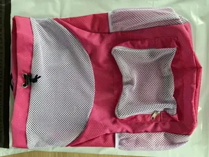 Vista dettagliata di un capiente zaino rosa con tasche in rete bianca traspirante