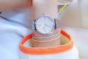 Primer plano del reloj de mujer BS Bee Sister con esfera de diamantes y pulseras a juego