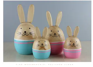 Lot de quatre figurines de lapins en bois massif faites à la main avec détails colorés