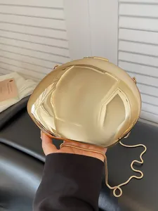 Elegante pochette da sera dorata effetto specchio con tracolla a catena per feste chic