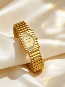 Vista detallada de un reloj dorado vintage con una esfera geométrica asimétrica