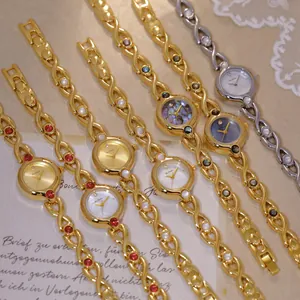 Vista detallada de relojes vintage franceses en oro y plata con esferas coloridas