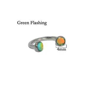 Detailansicht eines 4mm schillernd grünen Hufeisen-Piercingrings aus Edelstahl