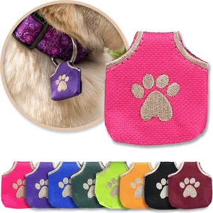 Vista detallada de protectores de placas para perros con bordado de huella