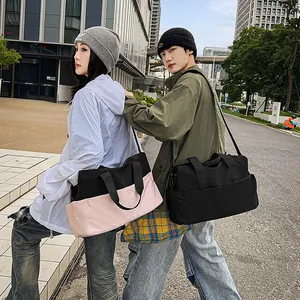 Trendy lifestyle φωτογραφία μεγάλων νάιλον τσαντών tote για ταξίδια και αναψυχή.