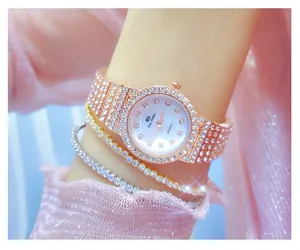 Primer plano del reloj BS Bee Sister de oro rosa con engaste completo de diamantes
