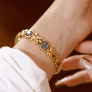 Detalle de un elegante reloj de pulsera de concha de abulón de oro negro natural en una muñeca