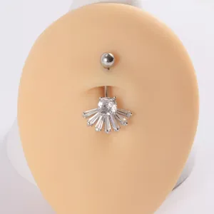 Vista detallada de un piercing para el ombligo de plata con circonitas en abanico