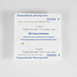 Nahaufnahme der sterilen Verpackung für das Einweg-Nasenpiercinggerät mit Produktdetails