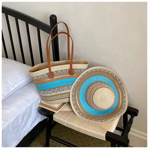 Handgefertigte Strohtasche und passender Sonnenhut mit leuchtend blauen Streifen