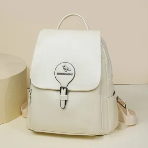 Vue détaillée d'un sac à dos en cuir blanc crème avec une boucle décorative logo kangourou.