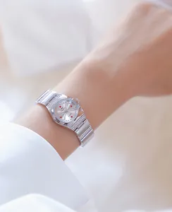 Elegante kleine BS Bee Sister dameshorloge in zilver met kristallen details.