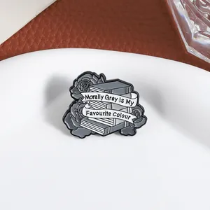 Épinglette en émail avec pile de livres, roses et slogan 'Morally Grey' pour décor