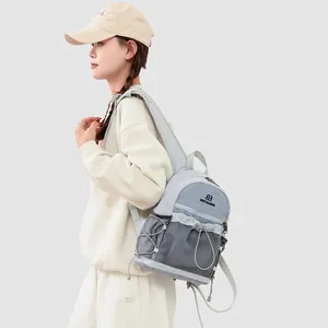 Sac à dos gris léger et tendance avec poches en filet pour la randonnée et le travail