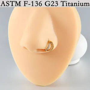 ASTM F-136 G23 Titan Nase-Ring goldfarben mit weißem Zirkonia-Besatz Detailaufnahme