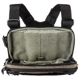 Vista dettagliata dell'interno di un marsupio tattico in nylon con fodera in velcro.