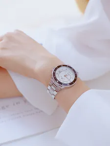 Primer plano de un elegante reloj BS multifunción de acero inoxidable para mujer en la muñeca.