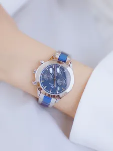 Detalle del reloj de mujer BS Bee Sister con esfera azul y correa de acero