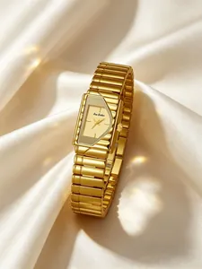 Primer plano detallado del reloj dorado Bee Sister sobre fondo de satén de lujo