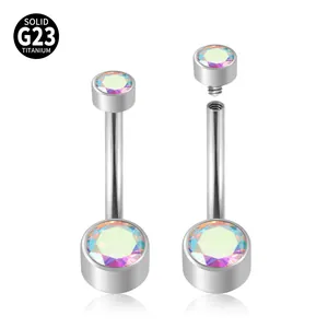 Λεπτομέρεια piercing ομφαλού από τιτάνιο G23 με εσωτερικό σπείρωμα και ιριδίζοντες λίθους