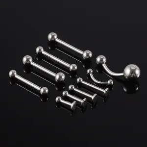 Dettaglio di gioielli per piercing in acciaio inossidabile con filettatura
