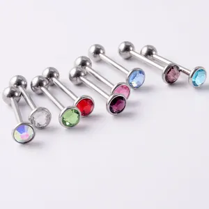 Macrodetail van 14G roestvrijstalen tongpiercings met kleurrijke platte achterkant strass