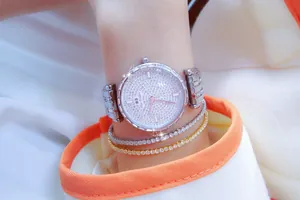 Vista detallada del reloj BS Bee Sister con diamantes de imitación en la muñeca