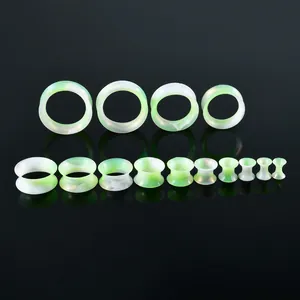 Dettaglio di dilatatori auricolari in silicone colorato, set completo da 3 a 25 mm