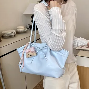 Stijlvolle lichtblauwe grote draagtas met strik en schattig teddybeer accessoire