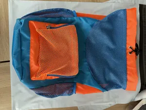 Vista dettagliata dall'alto di un grande zaino sportivo blu e arancione con tasche in rete