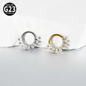 G23 titanium septumring met stralende baguette-geslepen zirkonia-stenen in goud