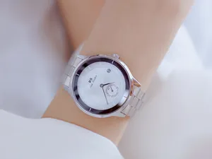 Detailaufnahme einer minimalistischen silbernen Damenuhr mit kleiner Sekunde