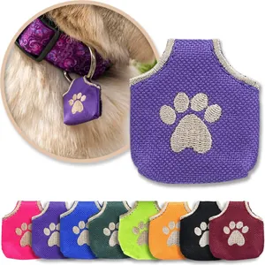 Vista detallada de las fundas silenciadoras de tela para placas de perro bordadas.