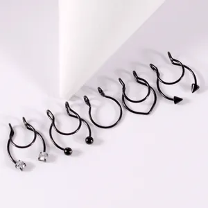 Schwarze Edelstahl Fake-Septum-Ringe Set mit Zirkonia und Kegelenden für Damen.