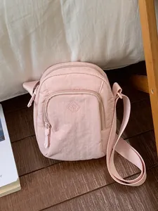 Leichte rosa Mini-Umhängetasche aus Nylon und lässige Handytasche für Damen Modell