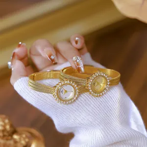 Detalle del reloj de malla dorada BS Bee Sister con bisel de cristal con forma de girasol
