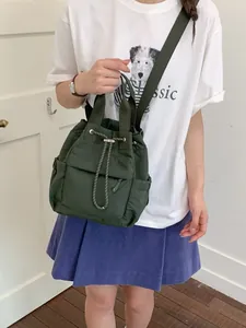Mochila y bolso de mano versátiles con cordón para el trayecto diario