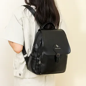 Vue arrière détaillée d'une femme portant un élégant sac à dos de voyage en cuir noir