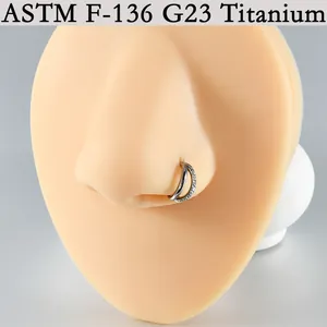 Nahaufnahme eines ASTM F-136 G23 Titan-Nasenrings mit glitzernder weißer Zirkon-Einlage