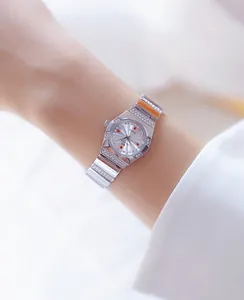 Elegante zilveren dameshorloge met kristallen armband getoond om een pols gedragen
