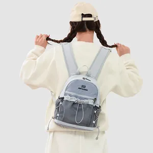 Vue de dos d'un mannequin portant un sac à dos de randonnée gris léger pour le travail
