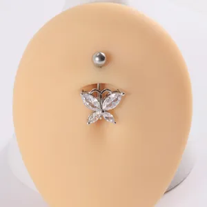 Primer plano de un piercing para el ombligo de mariposa plateada con circonitas brillantes.