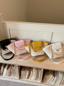 Sac panier en paille bicolore élégant avec rabat matelassé et bandoulière chaîne