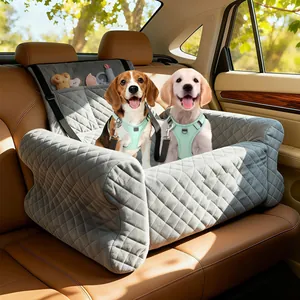 Zwei kleine Hunde sitzen in einem bequemen gesteppten grauen Autokindersitzbett.