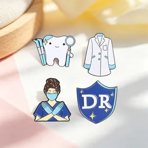 Lot de quatre broches médicales en émail avec dent de dessin animé et blouse de médecin