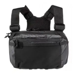 Borsa tattica da petto in nylon nero impermeabile con spalline regolabili e multitasche.
